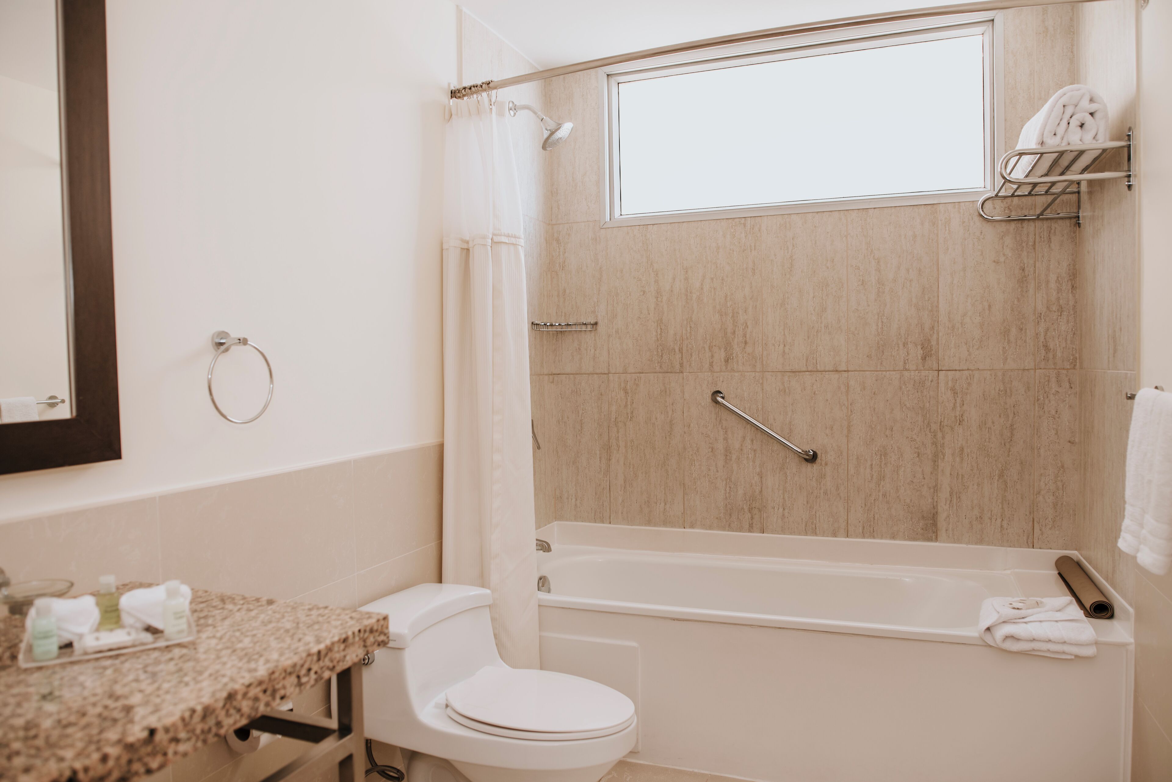 combined shower/bathtub, hydromassage showerhead, free toiletries