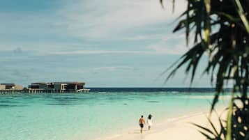 Playa privada, playa de arena blanca y camas de playa gratuitas