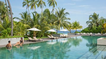 2 outdoor pools, pool umbrellas