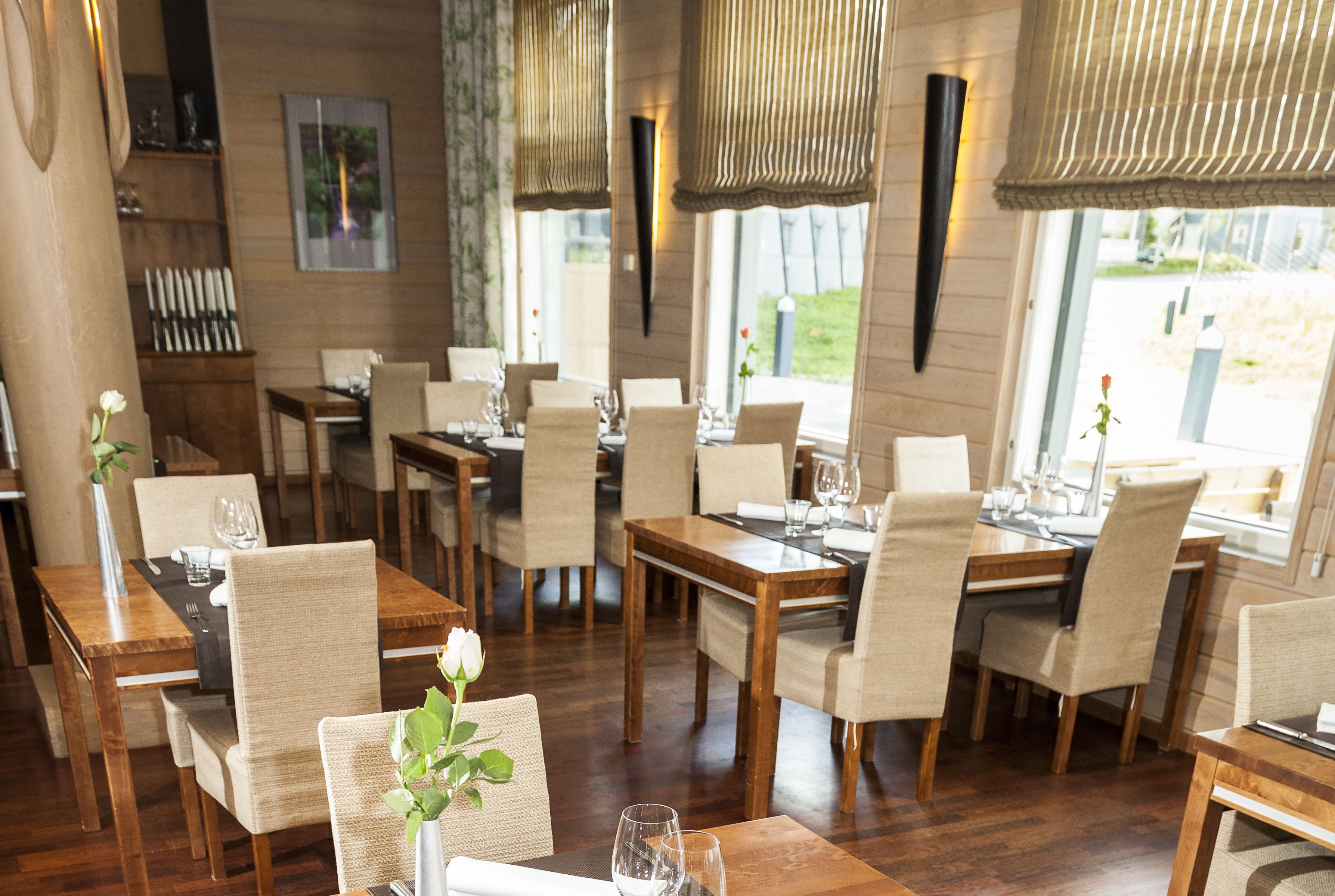 2 restaurants, breakfast served