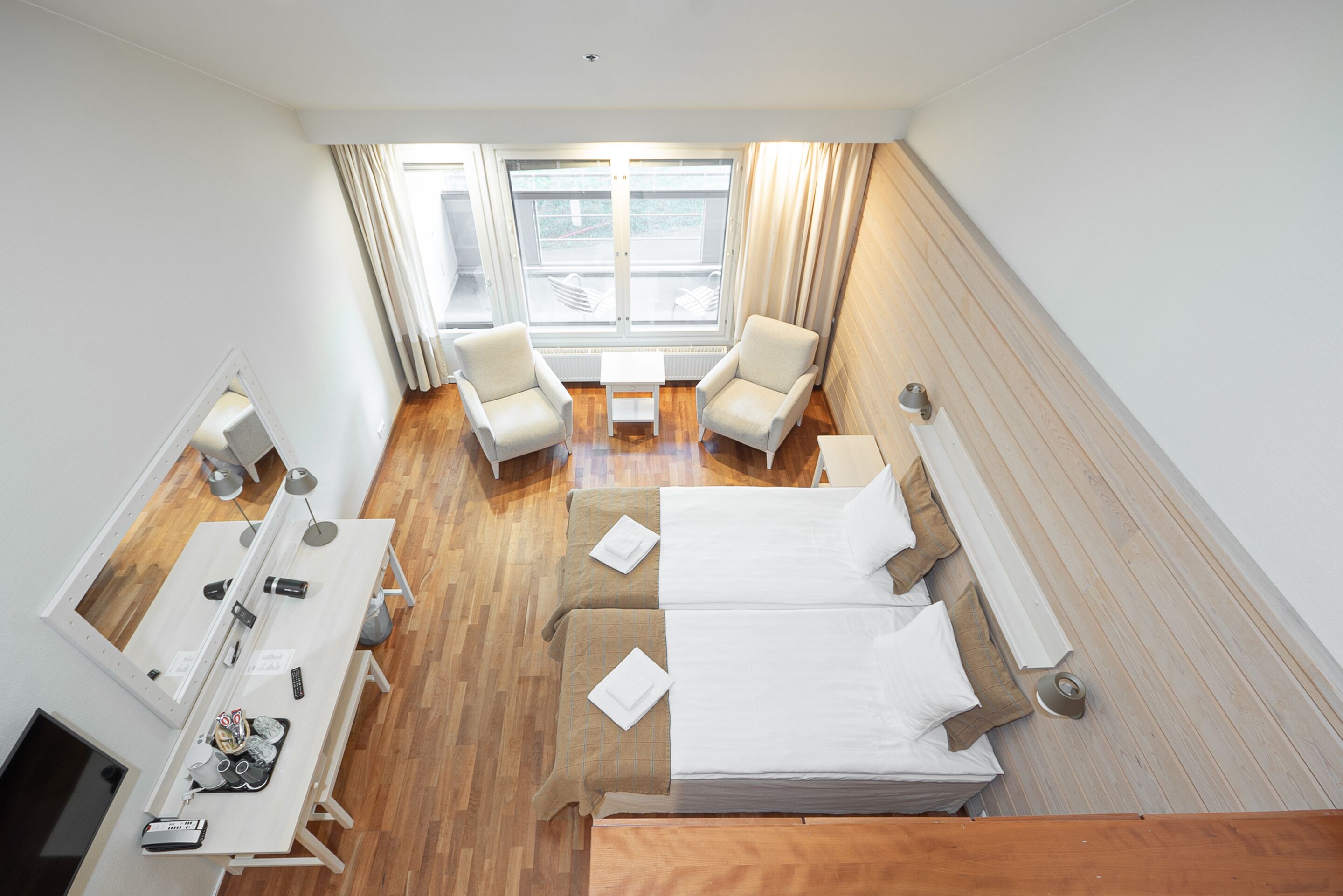 desk, free wifi, bed sheets