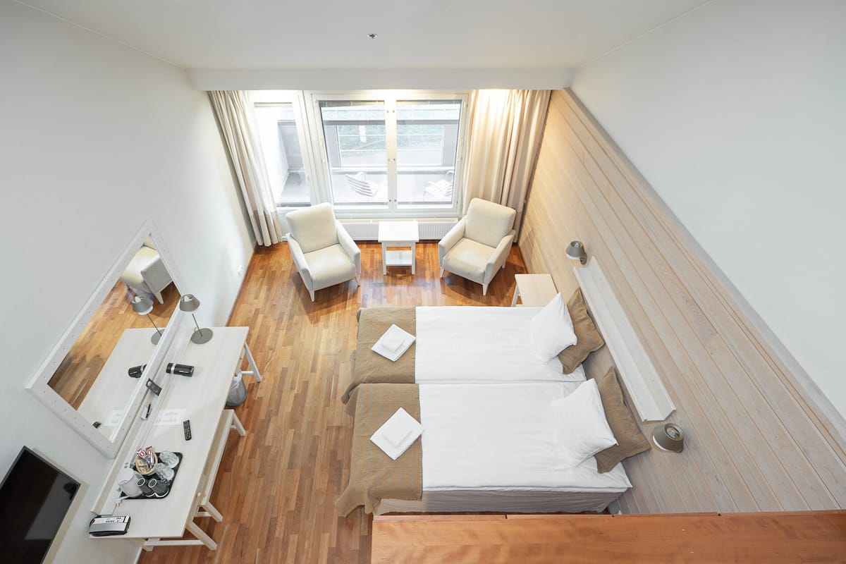 desk, free wifi, bed sheets