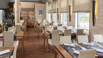 2 restaurants; breakfast, lunch, and dinner served