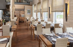 2 restaurants; breakfast, lunch and dinner served 