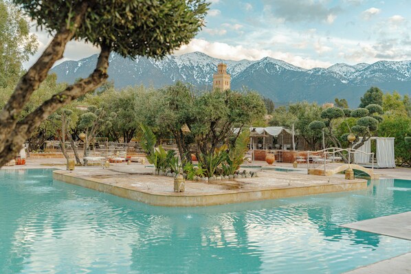 Piscine extérieure, parasols de plage, chaises longues