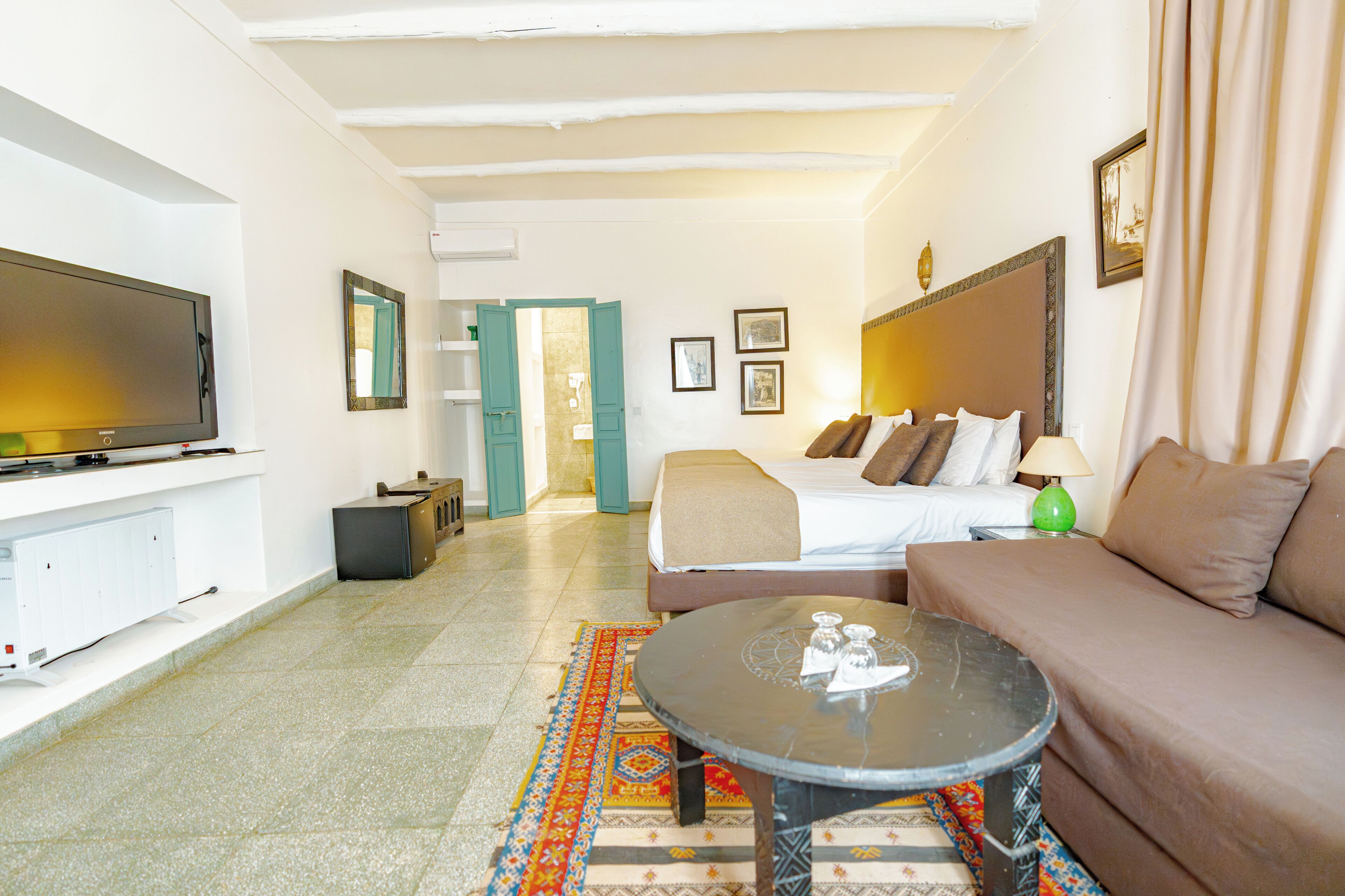 Hypo-allergenic bedding, minibar, individually decorated