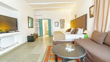 Hypo-allergenic bedding, minibar, individually decorated