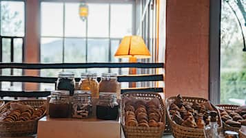 Free daily continental breakfast