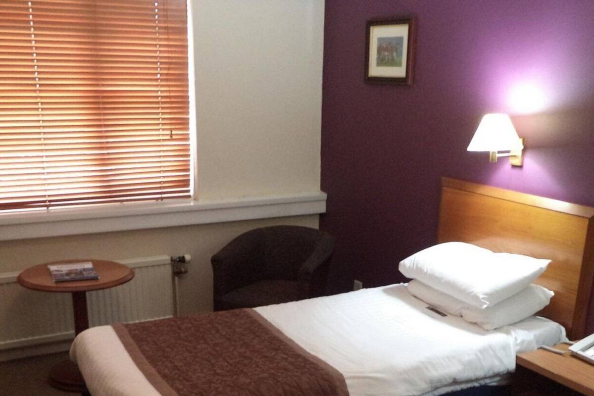 Kahden hengen standard-huone (kaksi sänkyä) | Työpöytä, silitysrauta/-lauta, ilmainen Wi-Fi