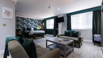 Deluxe Suite | Desk, iron/ironing board, free WiFi