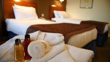 Kahden hengen standard-huone (kaksi sänkyä) | Työpöytä, silitysrauta/-lauta, ilmainen Wi-Fi