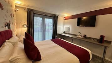 Executive Double Room | Desk, iron/ironing board, free WiFi