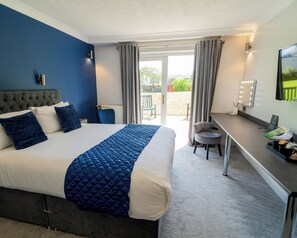A hotel room with a bed, a desk, and a chair. - Sporting Lodge Inns Middlesbrough (Stockton-on-Tees)