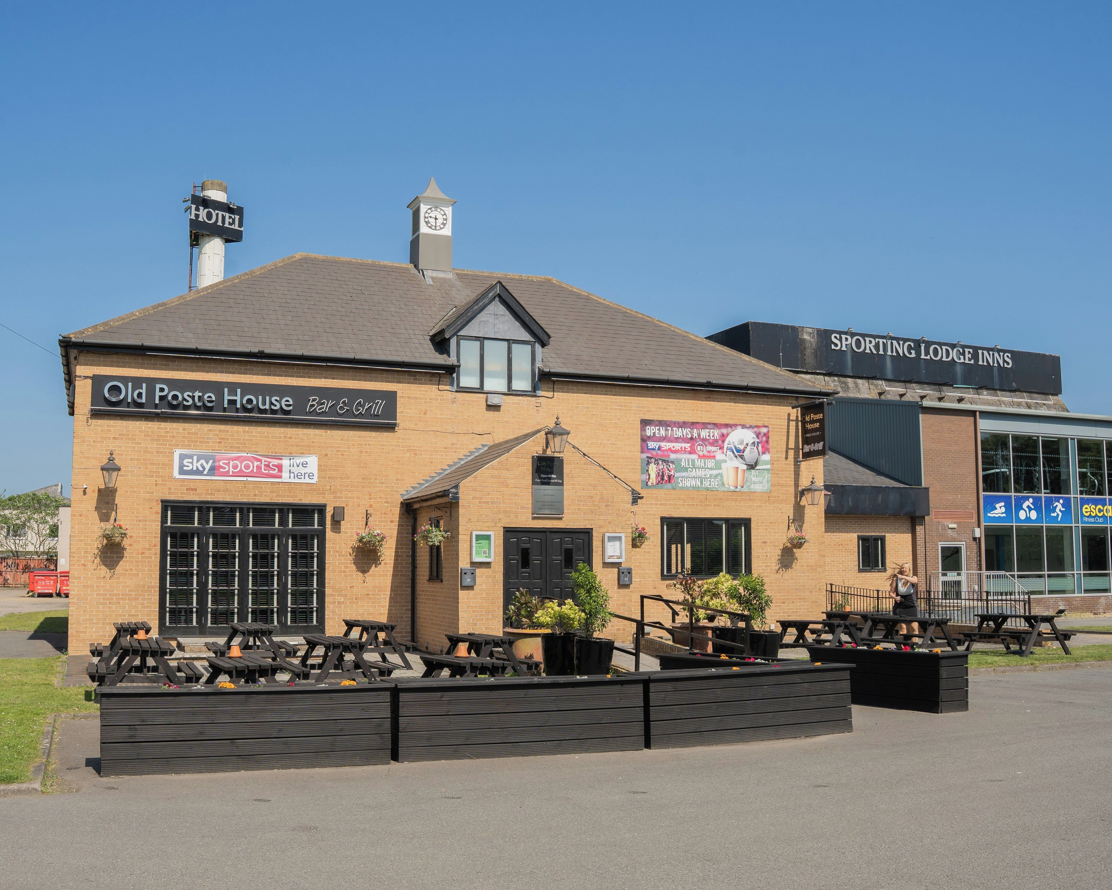 Un bâtiment sur lequel on peut lire l’inscription « Old Poste House Bar & Grill » et « Sky Sports est diffusé ici ».