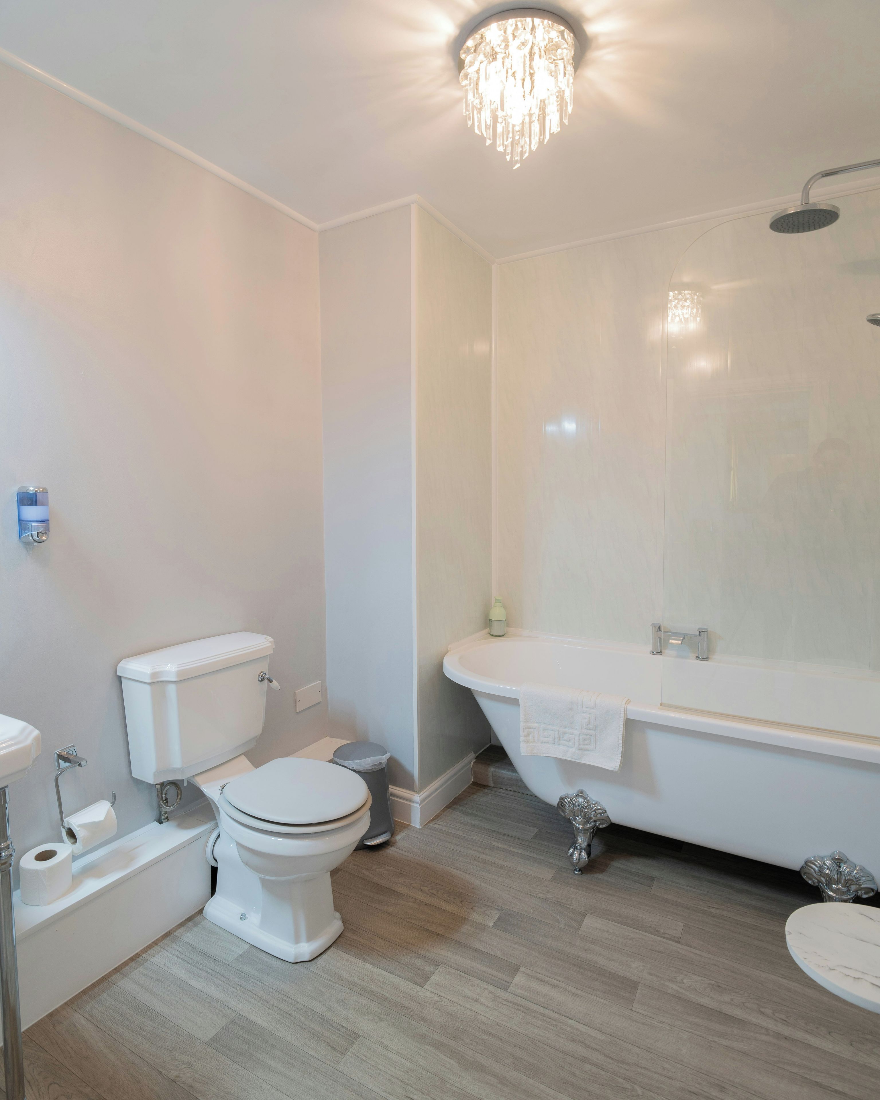 Une salle de bain équipée de toilettes, d’un bidet et d’une baignoire.