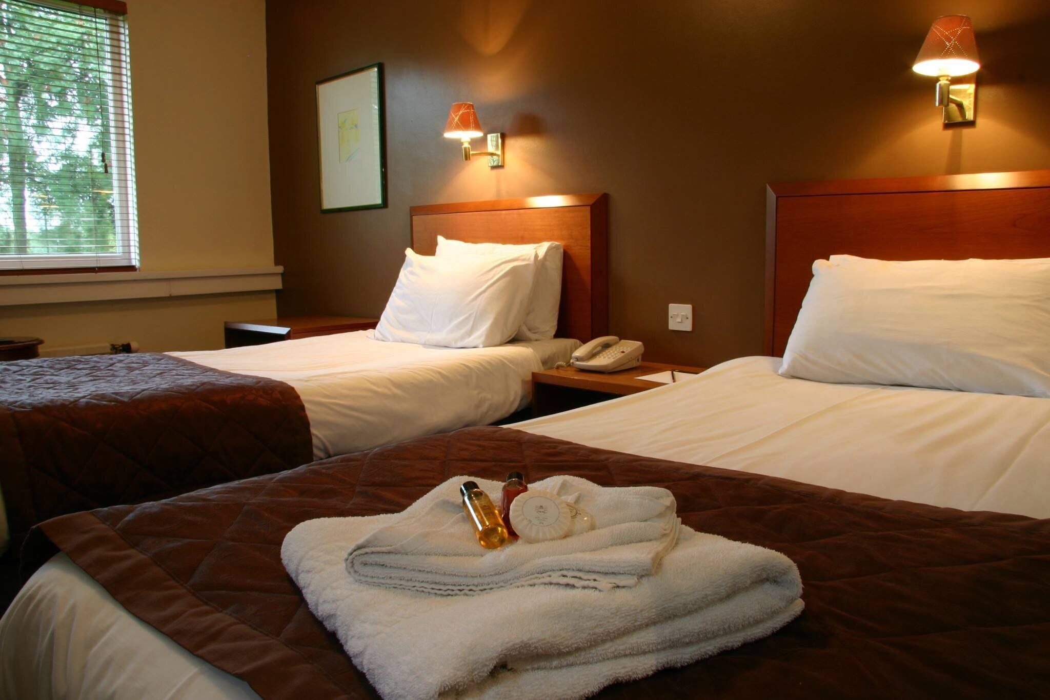 Kolmen hengen perhehuone | Työpöytä, silitysrauta/-lauta, ilmainen Wi-Fi