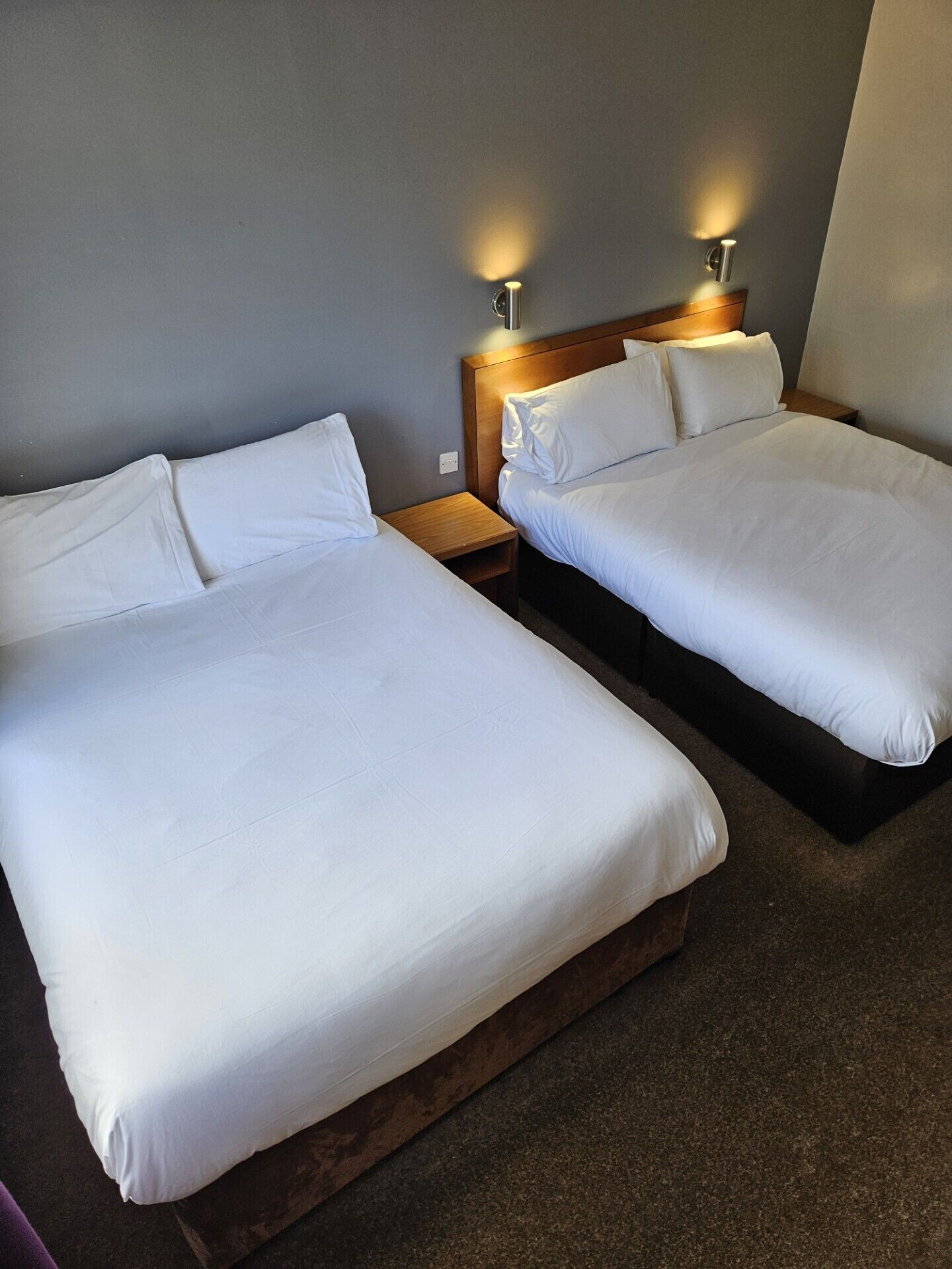 标准四人房 | 防过敏的被褥、办公桌、笔记本电脑工作区、熨斗/熨板