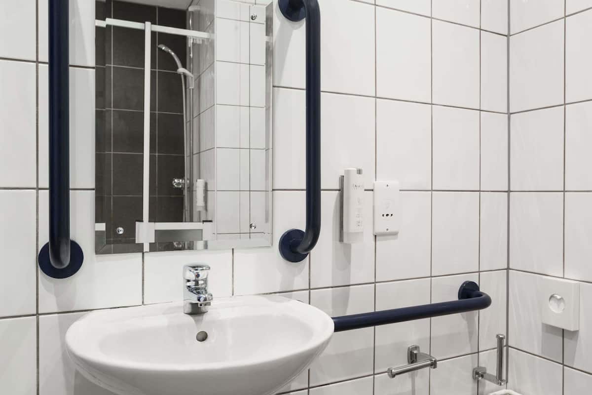 room, 1 double bed, accessible, non smoking | bathroom | eco-friendly toiletries, towels