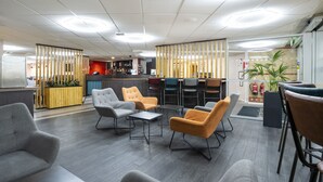 Lobby sitting area - Ramada by Wyndham London Stansted Airport (Bishop's Stortford)