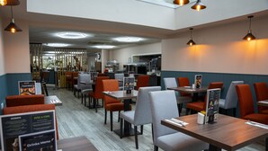 Restaurant - Ramada by Wyndham London Stansted Airport (Bishop's Stortford)