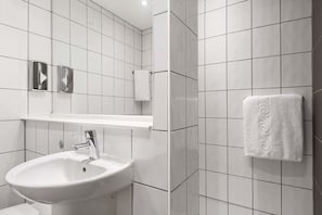 Eco-friendly toiletries, hair dryer, towels, shampoo - Ramada by Wyndham London Stansted Airport (Bishop's Stortford)