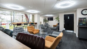 Lobby sitting area - Ramada by Wyndham London Stansted Airport (Bishop's Stortford)