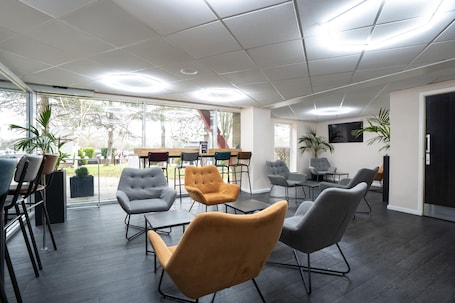 Lobby. Ramada by Wyndham London Stansted Airport