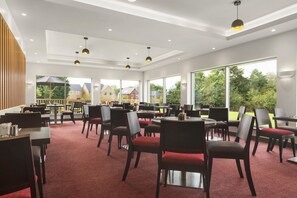 Sarapan prasmanan setiap hari (GBP 11 per orang)