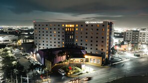 Vista frontal de la propiedad por la tarde o noche