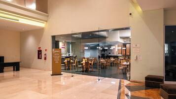 Se sirven desayunos, comidas, cenas y cocina internacional