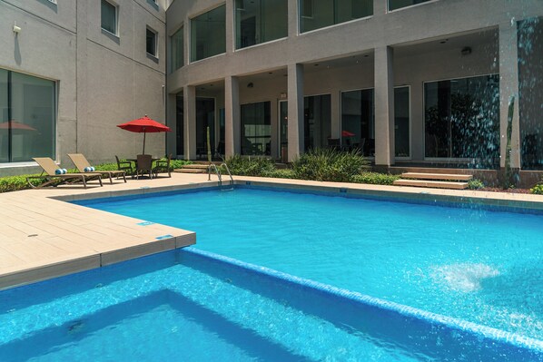 Outdoor pool - Crowne Plaza Monterrey Aeropuerto by IHG (Apodaca)