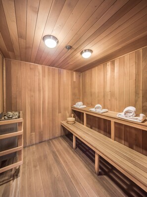 Puisesta laudeseinästä ja pyyheille tarkoitetuista hyllyistä koostuva sauna.