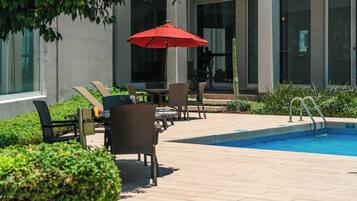 Una piscina al aire libre