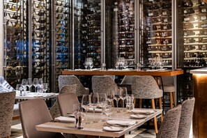 Se sirven desayunos y almuerzos, restaurante con mesas al aire libre