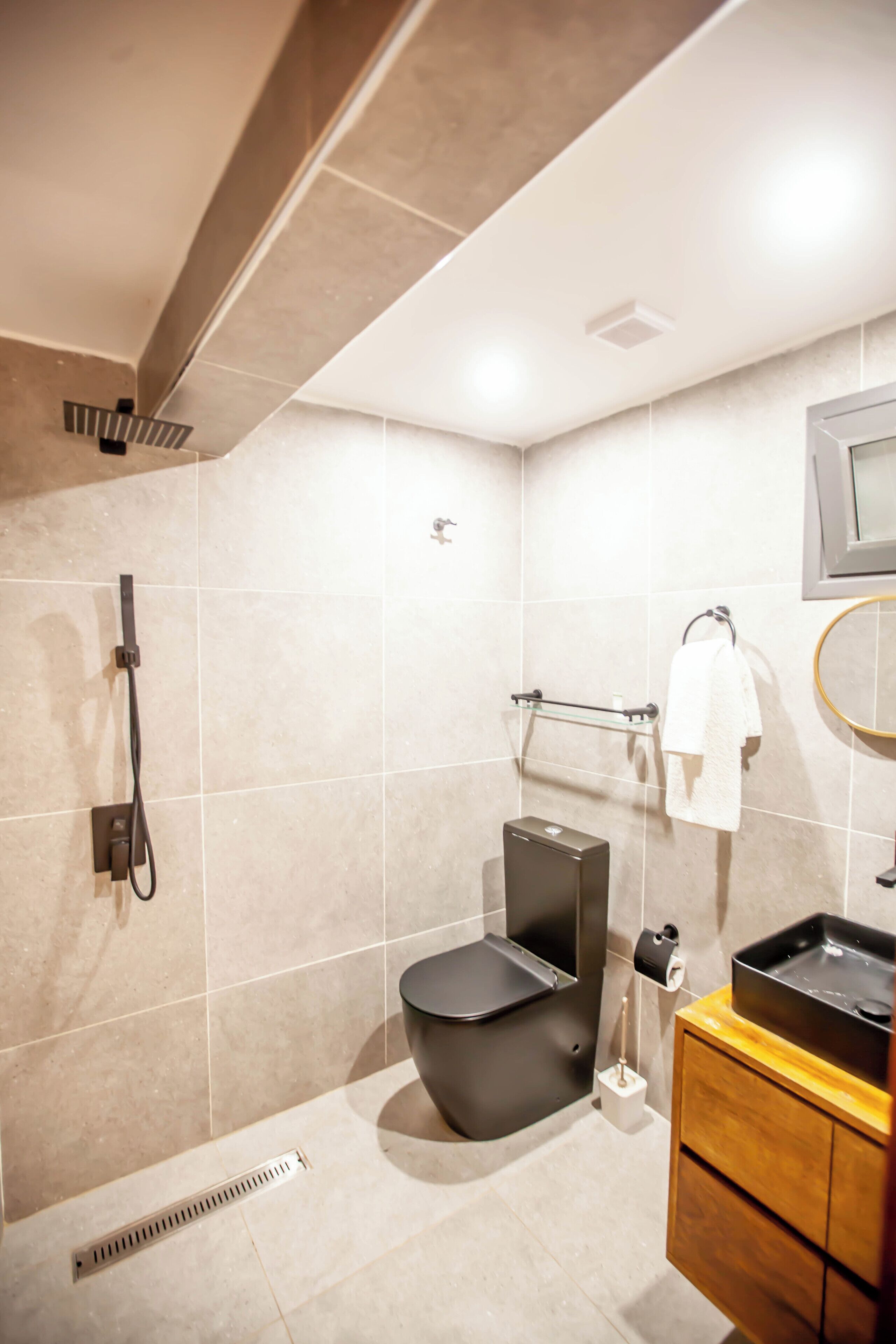 Rom – superior | Bad | Dusj, regndusjhode, toalettartikler (inkludert) og hårføner