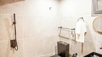 Habitación superior | Baño | Regadera, regadera tipo lluvia, amenidades de baño gratuitas