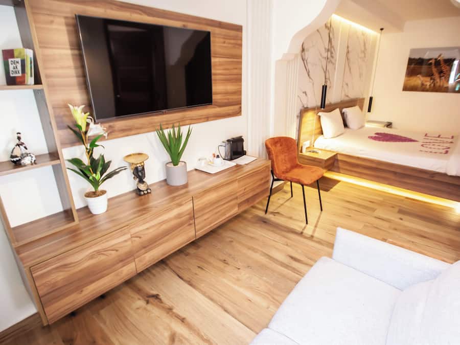 15 habitaciones, escritorio y espacio para trabajar con laptop