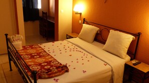 15 bedrooms, blackout drapes, free WiFi, bed sheets