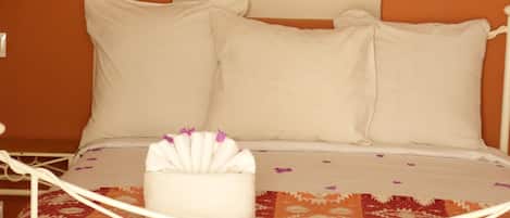 15 soverom, skrivebord, skrivebord for bærbar PC og blendingsgardiner