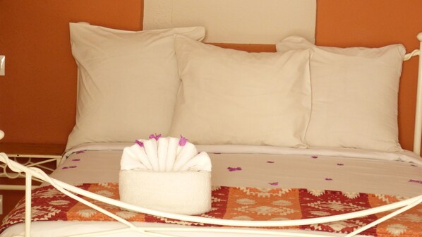 15 Schlafzimmer, Schreibtisch, laptopgeeigneter Arbeitsplatz