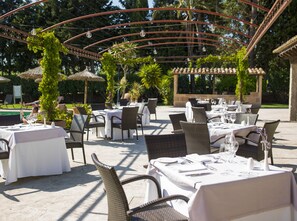 Frokost og middag serveres