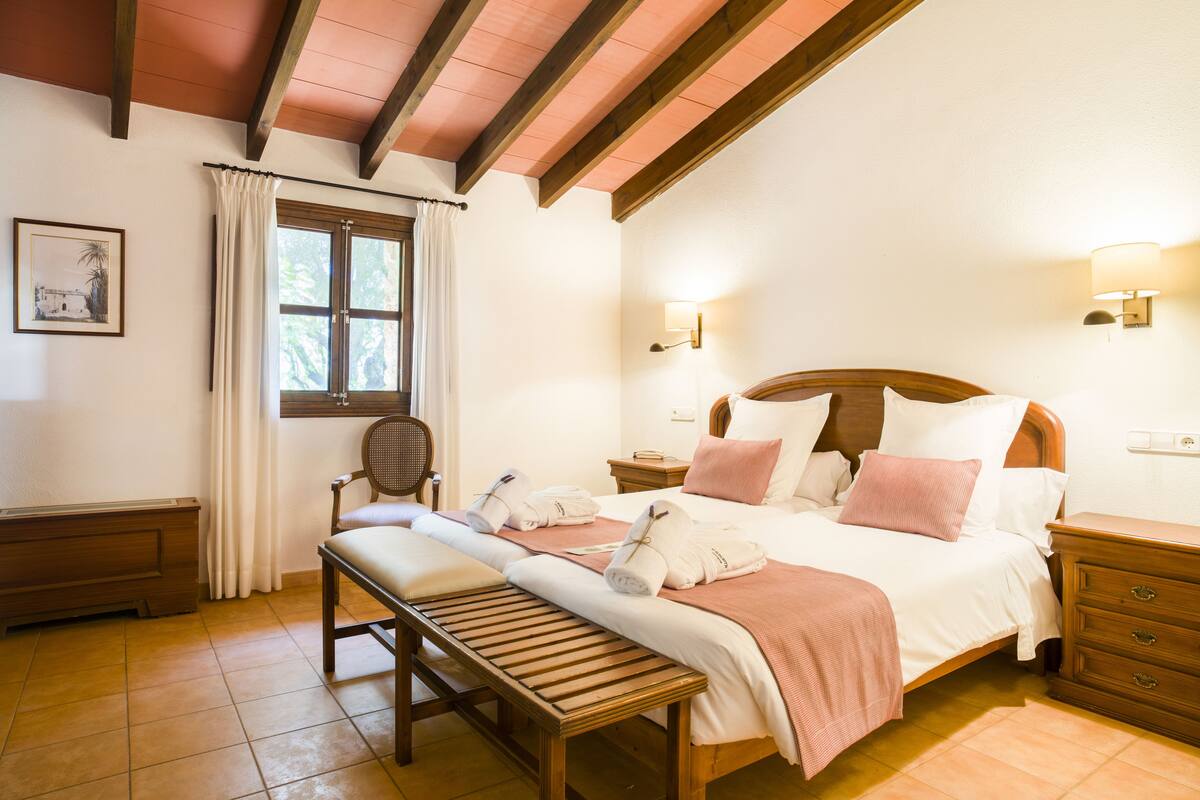 Hypo-allergenic bedding available, in-room safe, desk, laptop workspace