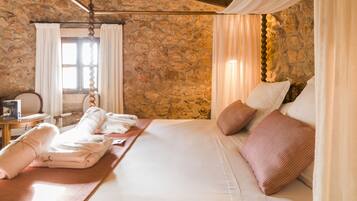 Quarto casal superior (3 Adults) | Roupas de cama antialérgicas, cofres nos quartos, escrivaninha