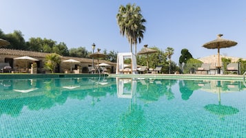 Piscine couverte, piscine extérieure, chaises longues