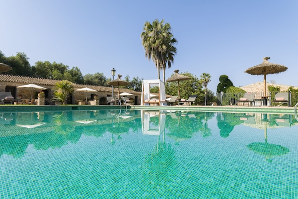 Piscine couverte, piscine extérieure, chaises longues