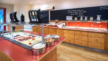 Sarapan prasmanan setiap hari (EUR 18 per orang)