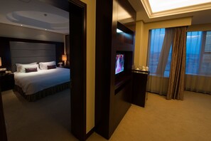 Suite | Ropa de cama de alta calidad, edredón, camas con pillow-top y minibar 