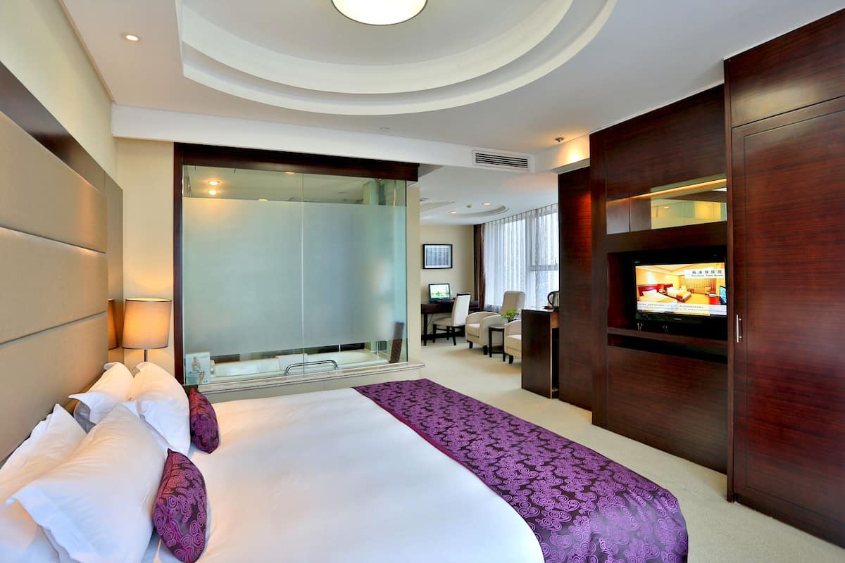 Elite Room | Premium bedding, down duvets, pillow-top beds, minibar