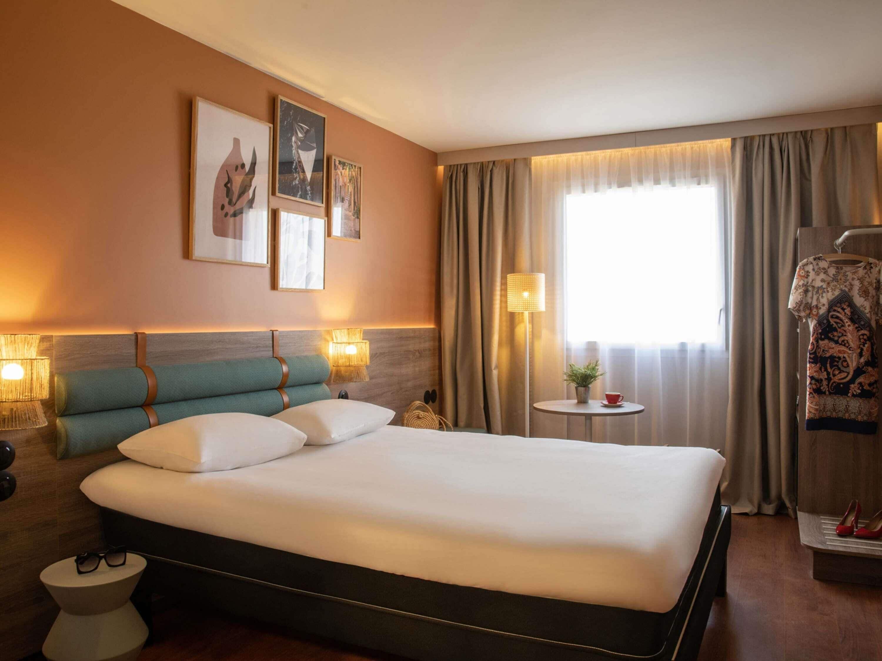 Literie de qualité supérieure, bureau, rideaux occultants