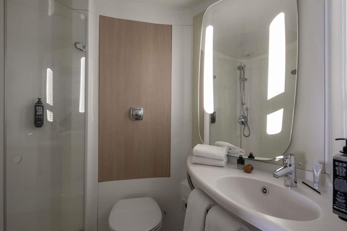 Premium bedding, desk, blackout drapes, soundproofing